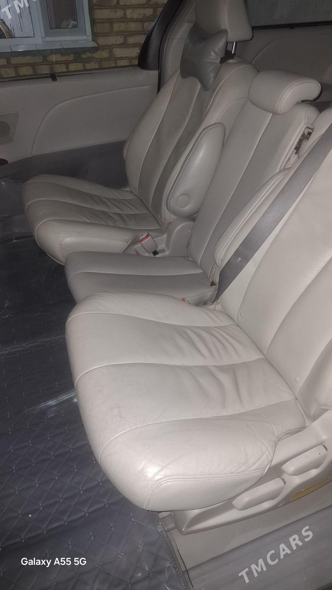 Toyota Sienna 2010 - 330 000 TMT - Мары - img 3