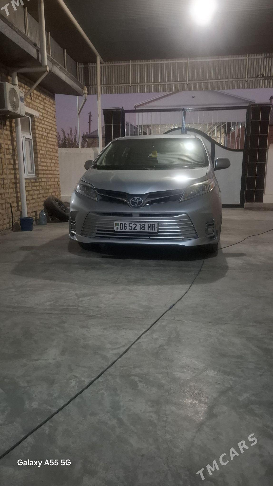 Toyota Sienna 2010 - 330 000 TMT - Мары - img 2