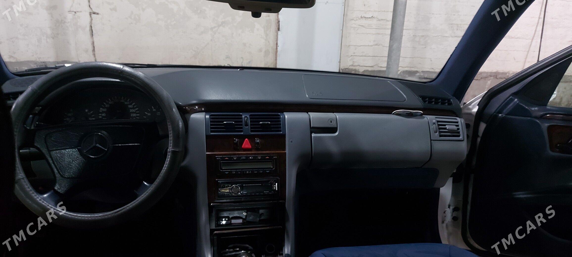 Mercedes-Benz E320 1996 - 80 000 TMT - Кака - img 2