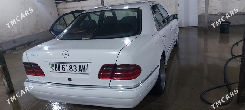 Mercedes-Benz E320 1996 - 80 000 TMT - Кака - img 6