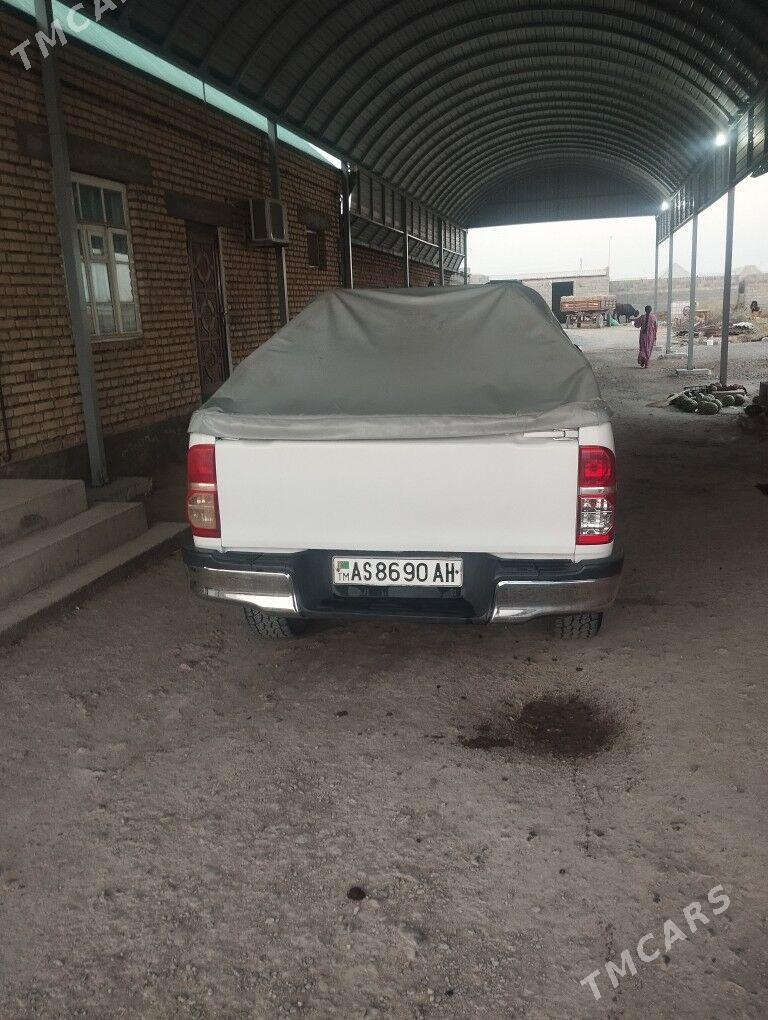 Toyota Hilux 2012 - 340 000 TMT - Бахарден - img 4