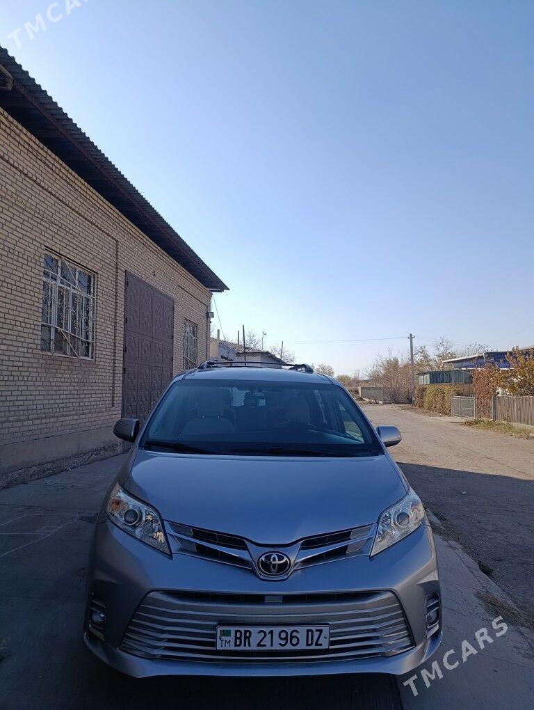 Toyota Sienna 2017 - 360 000 TMT - Дашогуз - img 3