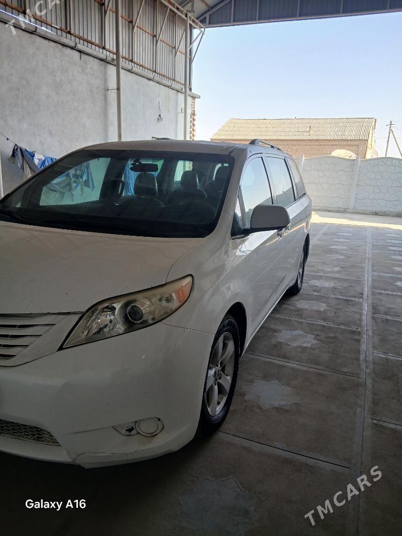 Toyota Sienna 2010 - 290 000 TMT - Мары - img 4