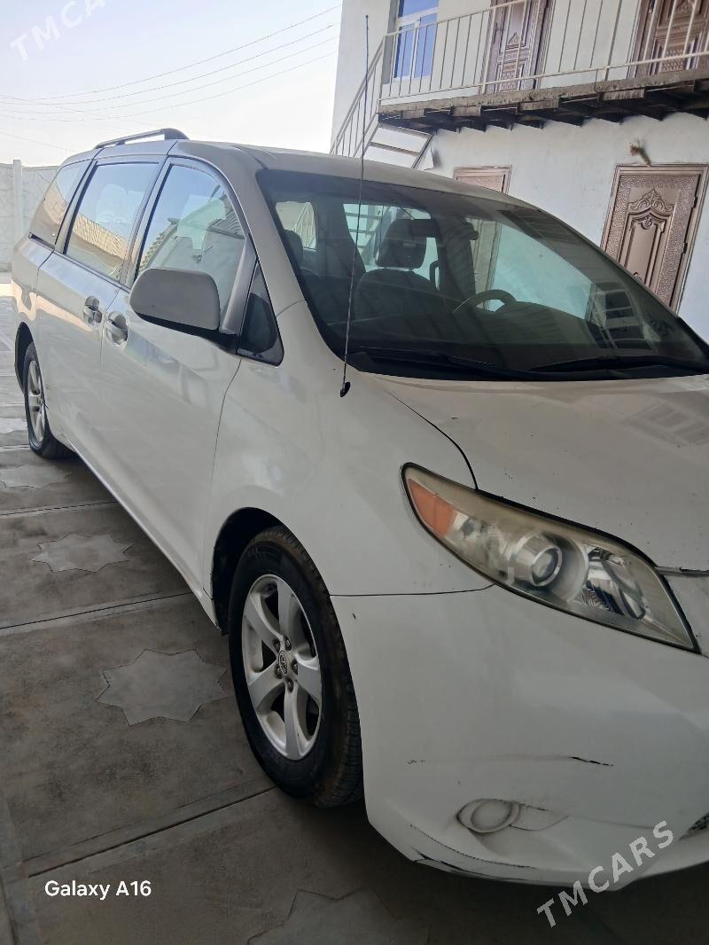 Toyota Sienna 2010 - 290 000 TMT - Мары - img 3