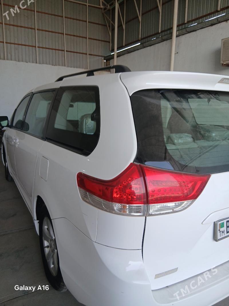 Toyota Sienna 2010 - 290 000 TMT - Мары - img 5
