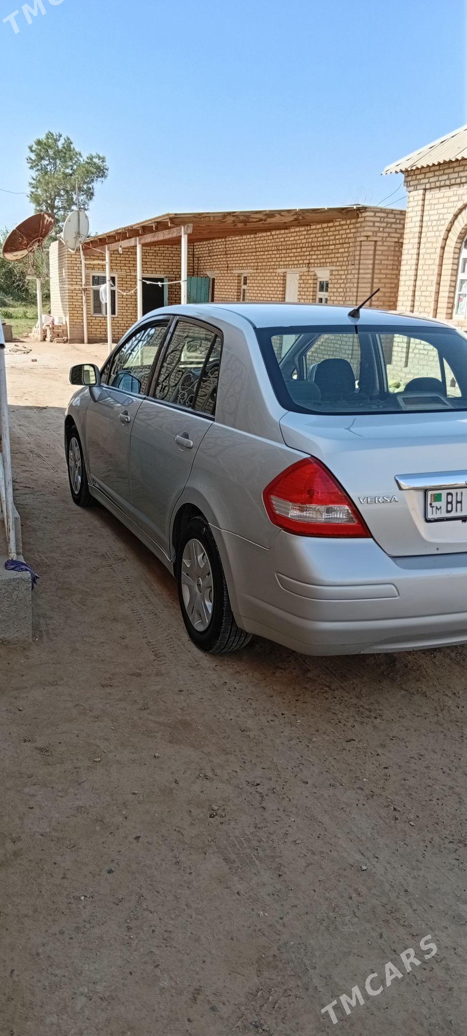 Nissan Versa 2010 - 125 000 TMT - Байрамали - img 2