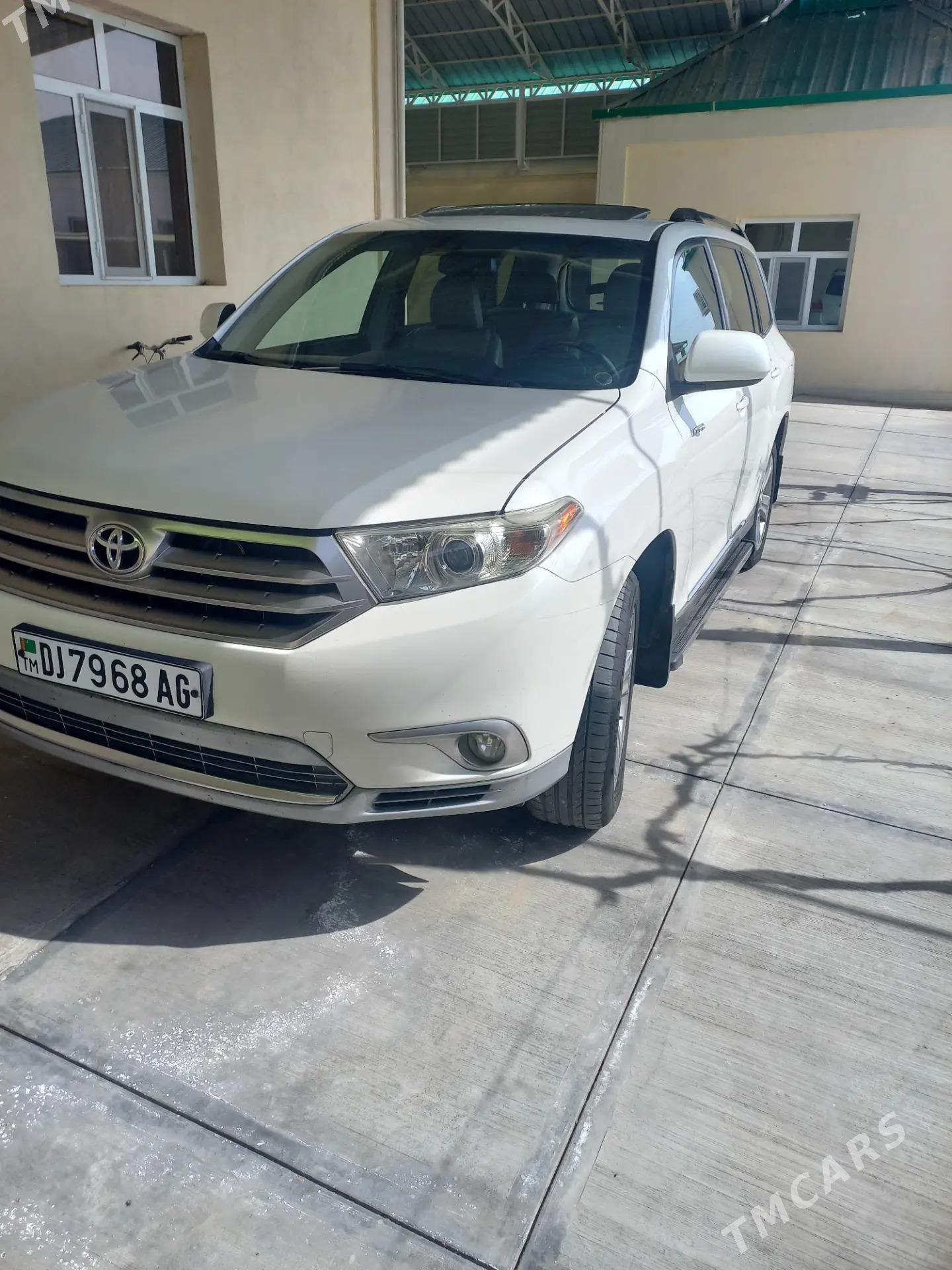 Toyota Highlander 2010 - 325 000 TMT - Бузмеин - img 7