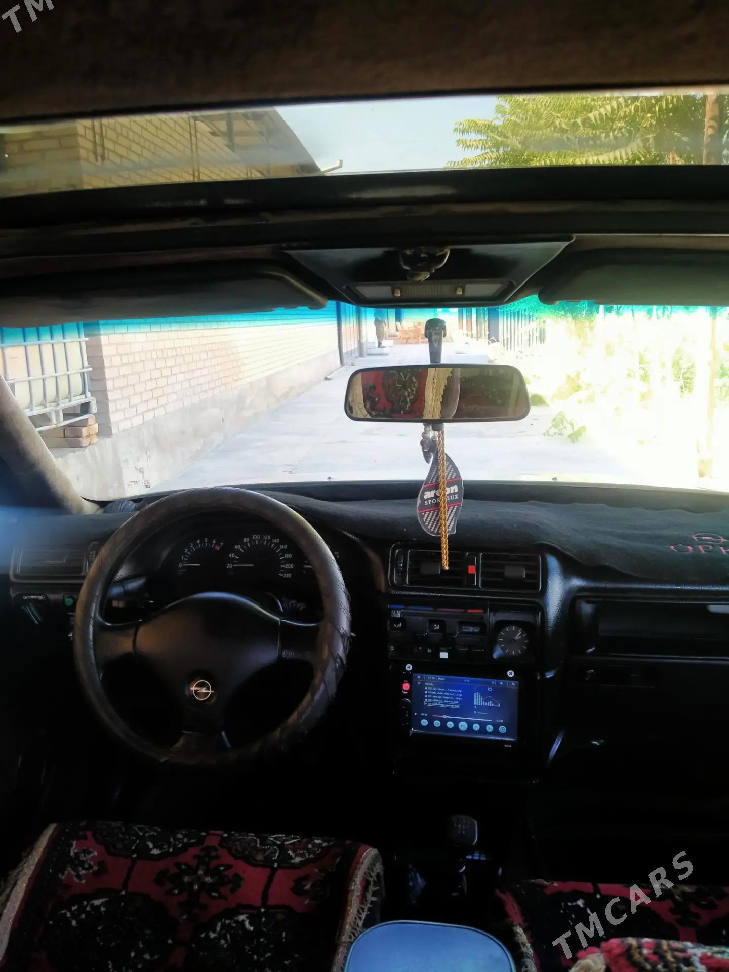 Opel Vectra 1992 - 36 000 TMT - Фарап - img 2