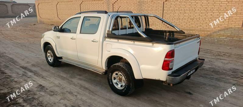 Toyota Hilux 2012 - 310 000 TMT - Керки - img 3