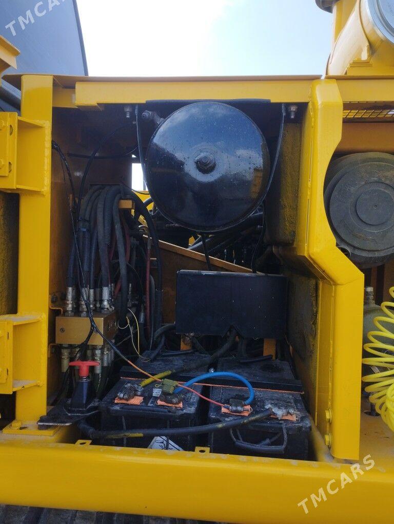 JCB 3CX Pothole Master 2006 - 1 200 000 TMT - Гуртли - img 2