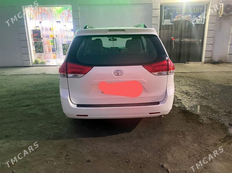 Toyota Sienna 2010 - 260 000 TMT - Daşoguz - img 2