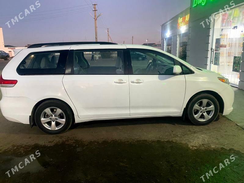 Toyota Sienna 2010 - 260 000 TMT - Daşoguz - img 4