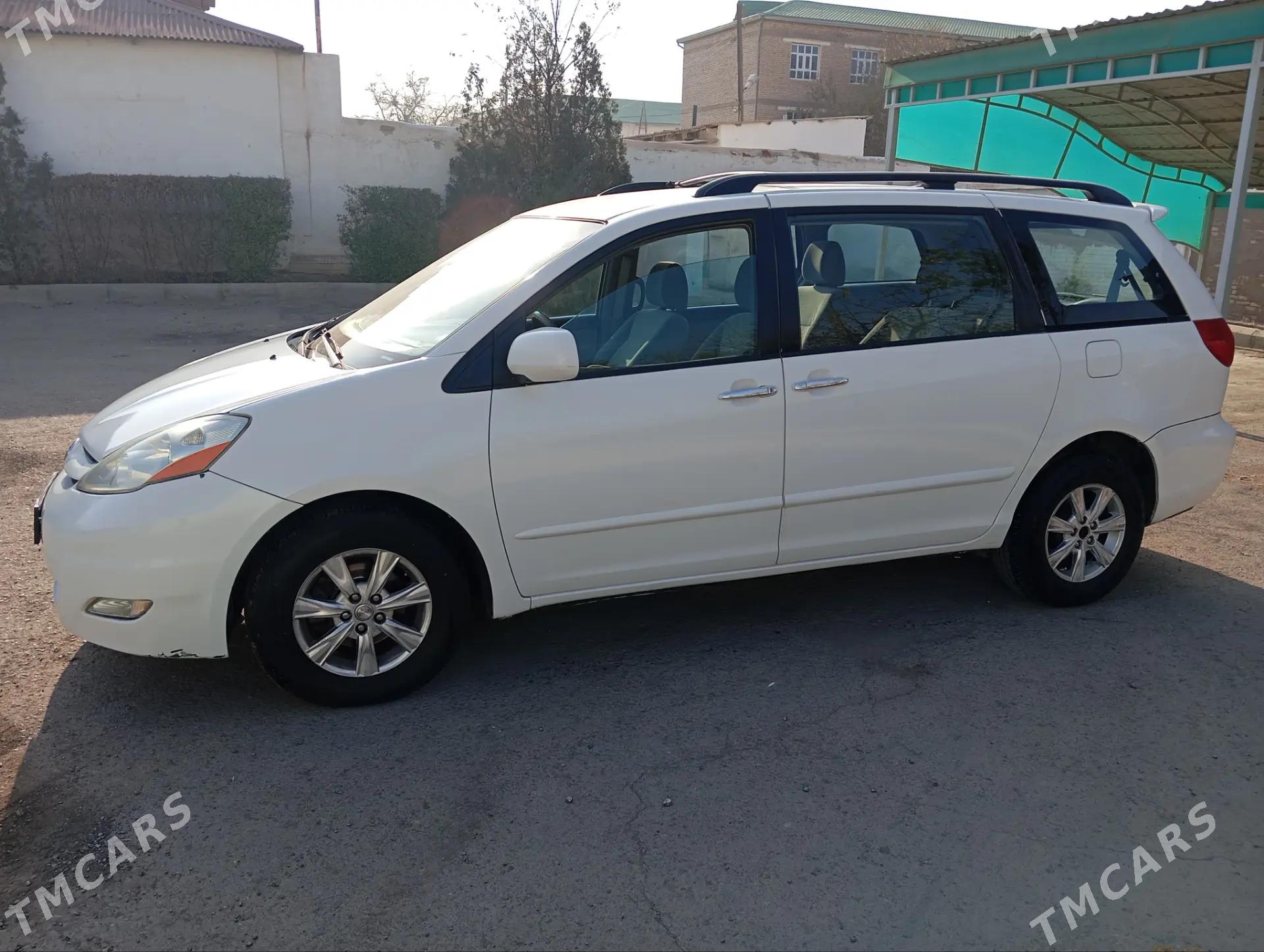 Toyota Sienna 2009 - 200 000 TMT - Дашогуз - img 4