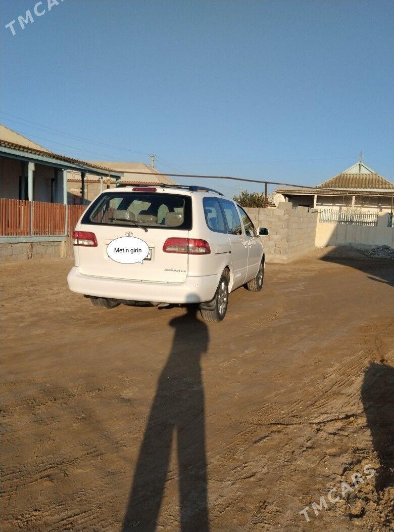 Toyota Sienna 2002 - 170 000 TMT - Balkanabat - img 2