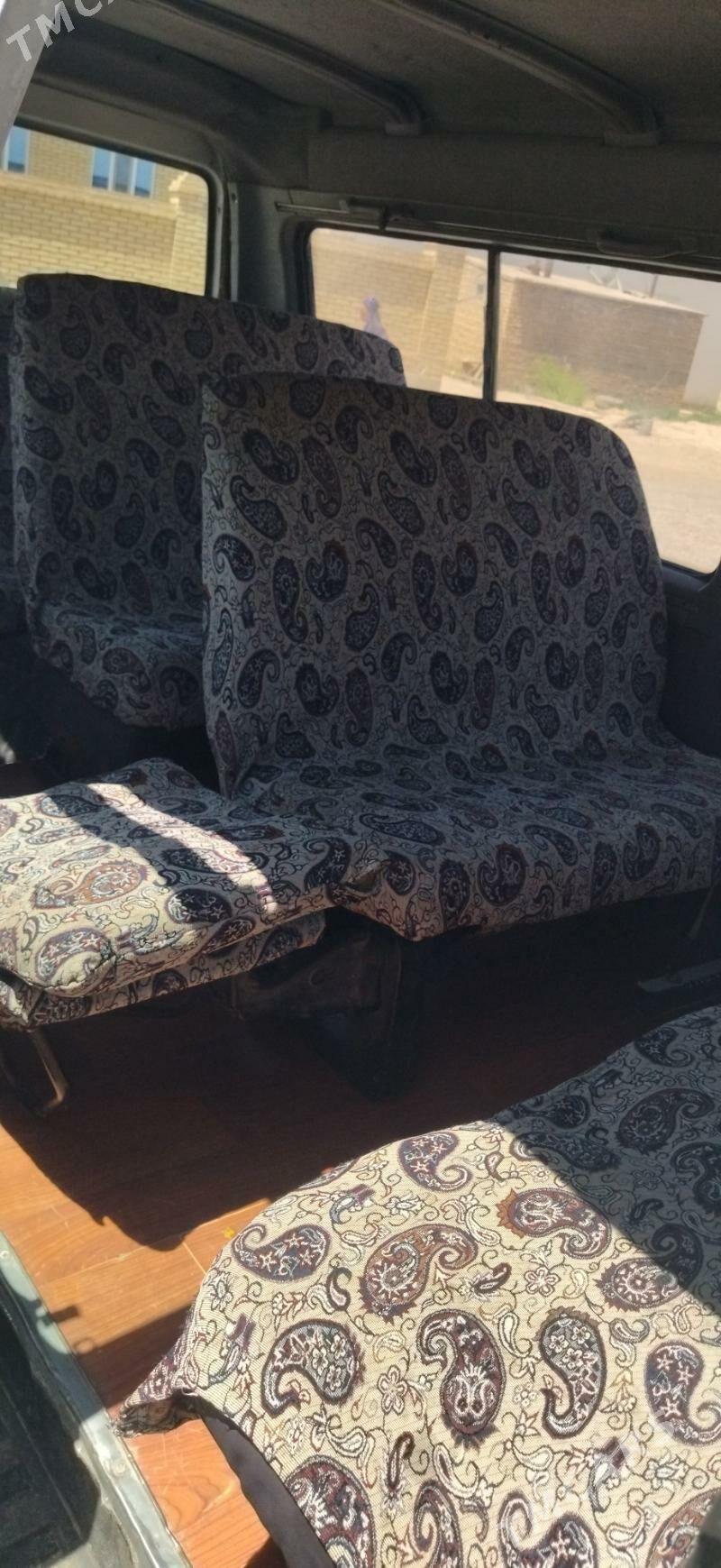 Toyota Hiace 2004 - 90 000 TMT - Мары - img 6