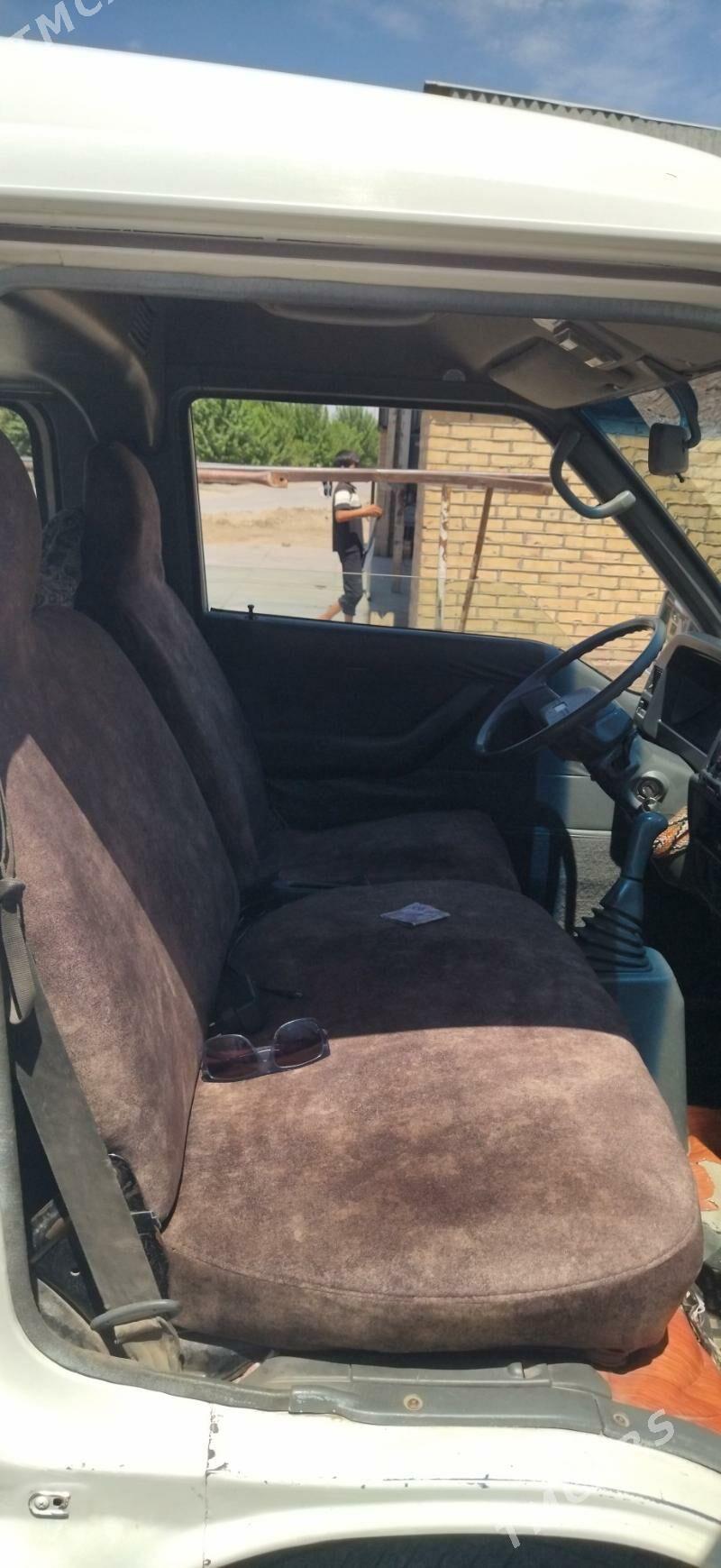 Toyota Hiace 2004 - 90 000 TMT - Мары - img 4