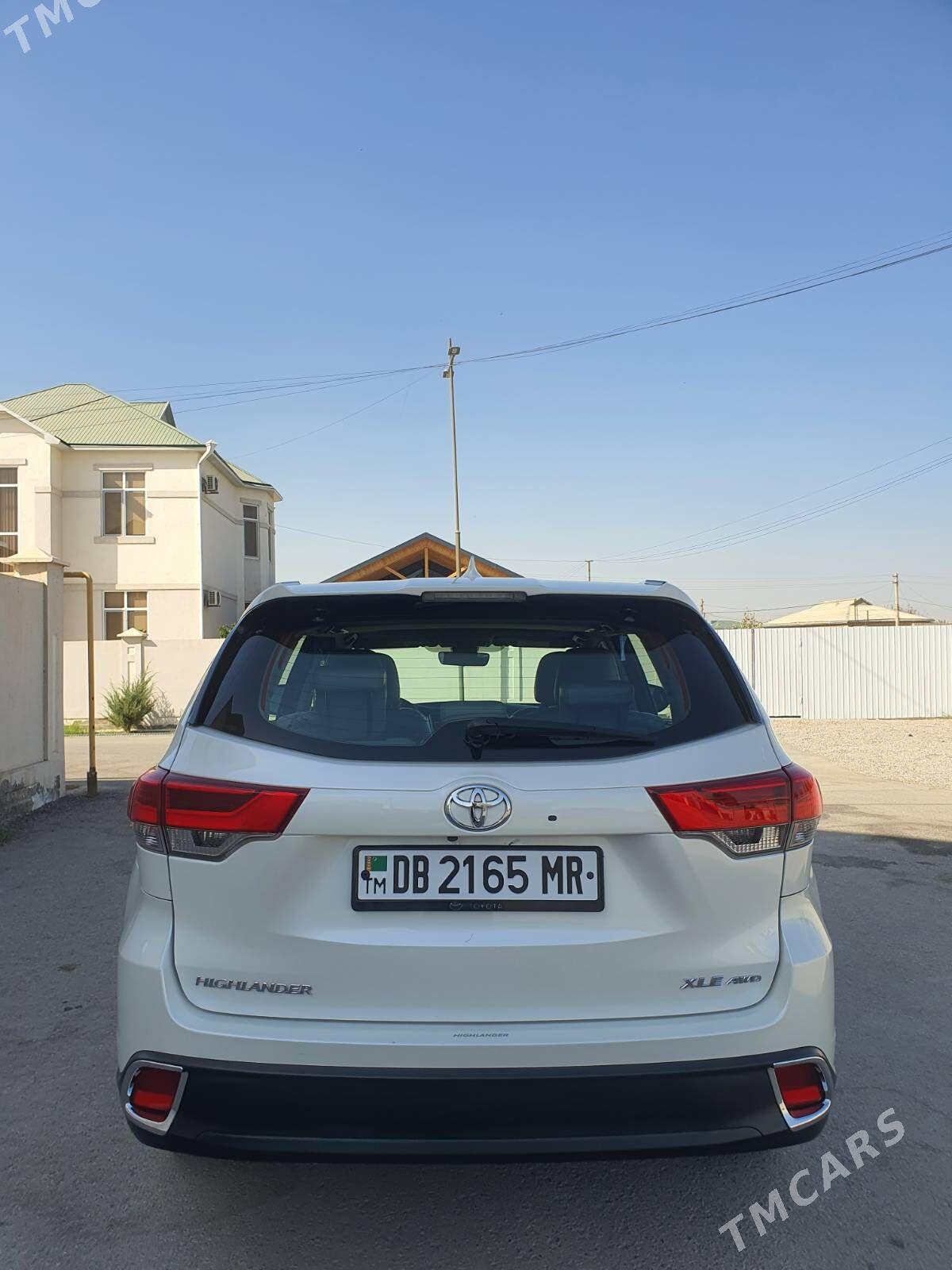 Toyota Highlander 2018 - 530 000 TMT - Мары - img 1