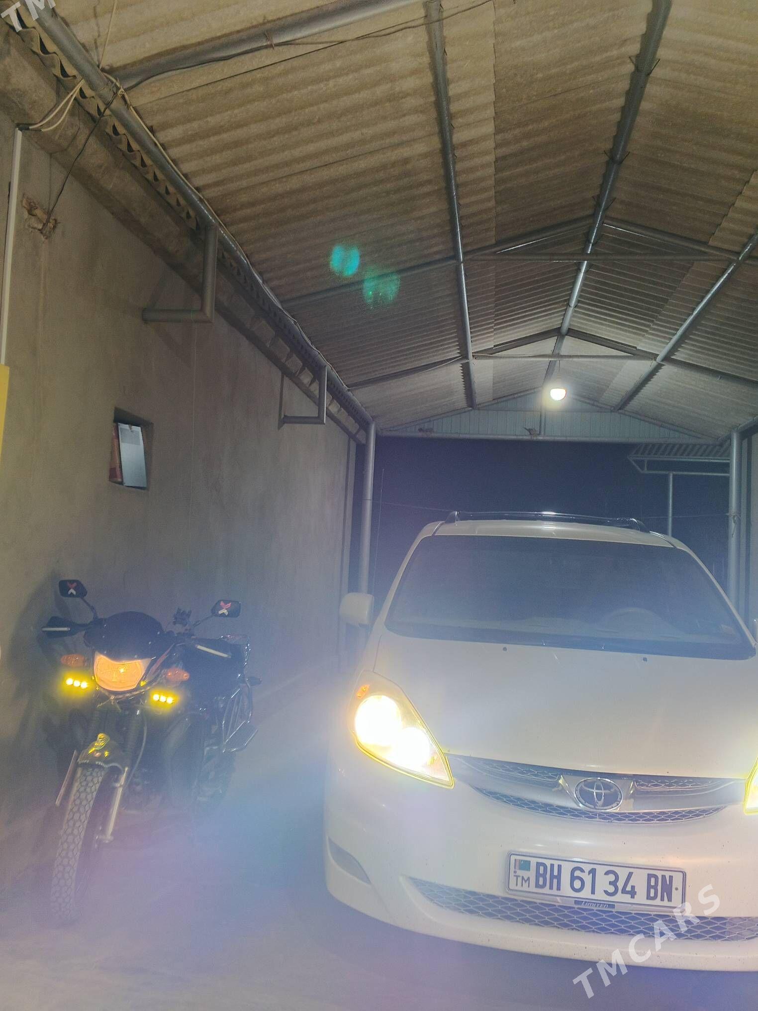 Toyota Sienna 2008 - 230 000 TMT - Гумдаг - img 4