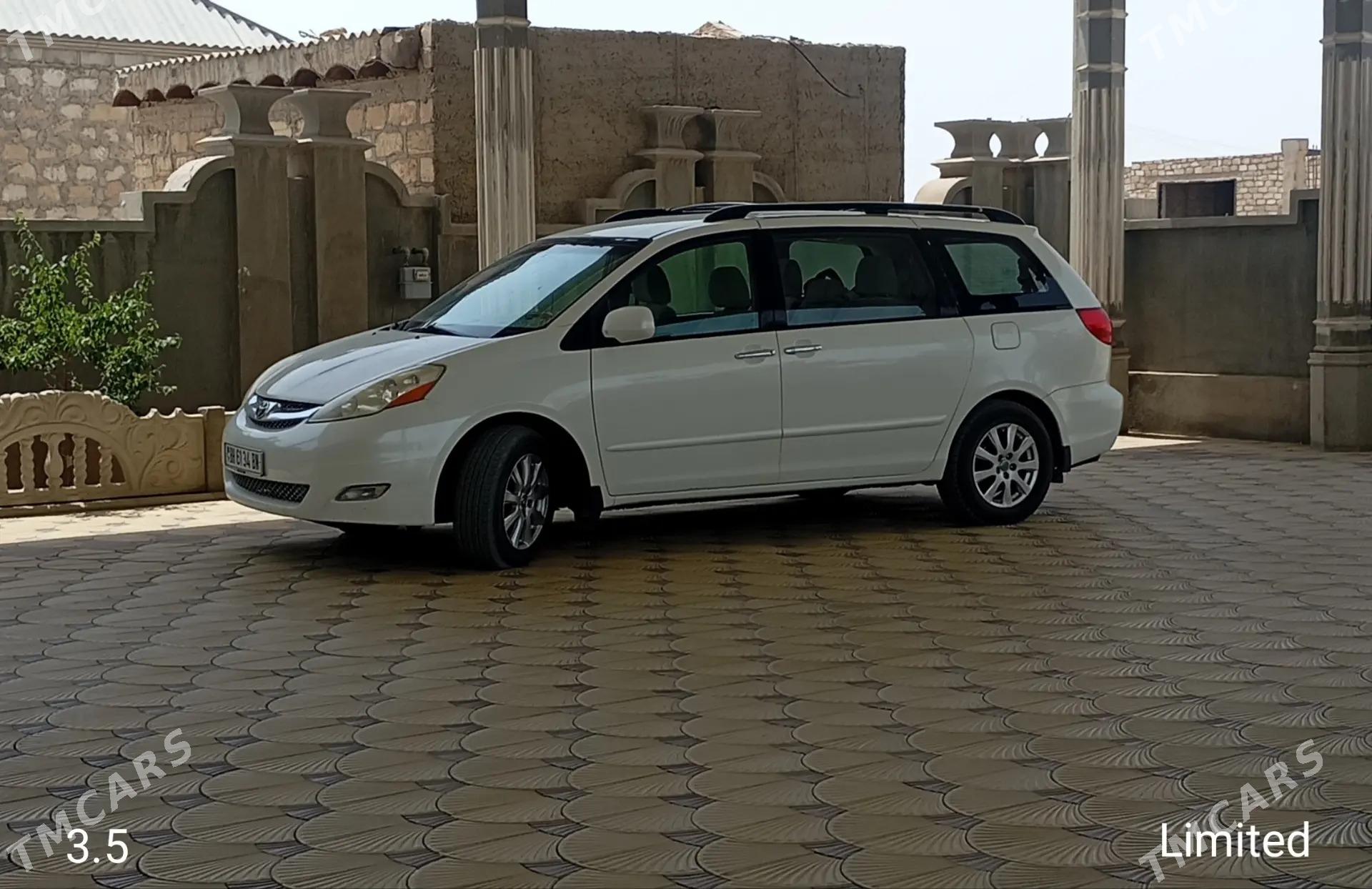 Toyota Sienna 2008 - 230 000 TMT - Гумдаг - img 3