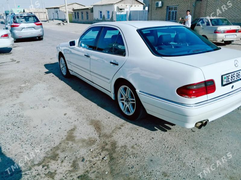 Mercedes-Benz E320 2001 - 110 000 TMT - Gyzylarbat - img 1
