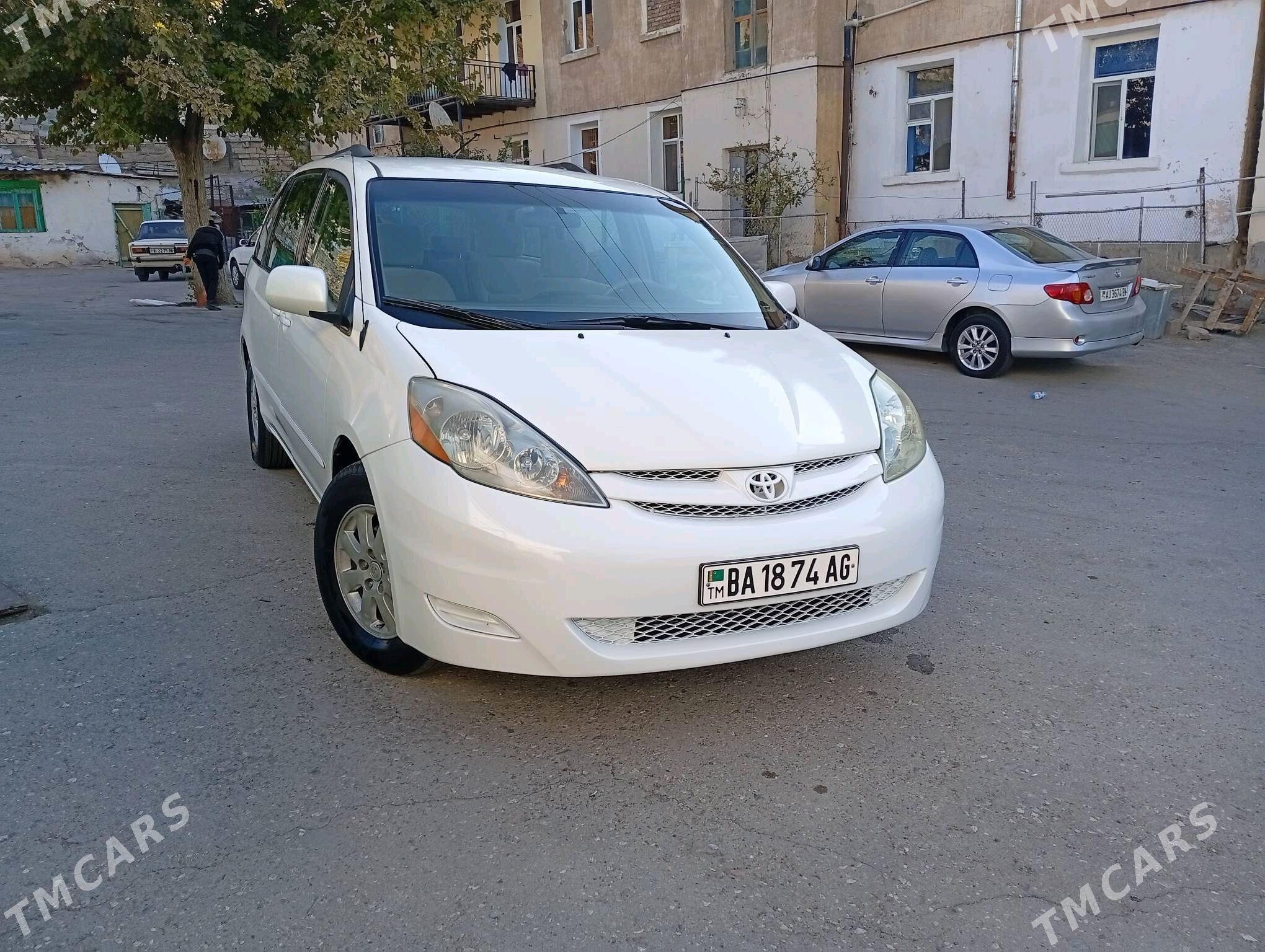 Toyota Sienna 2006 - 250 000 TMT - 3 мкр - img 1