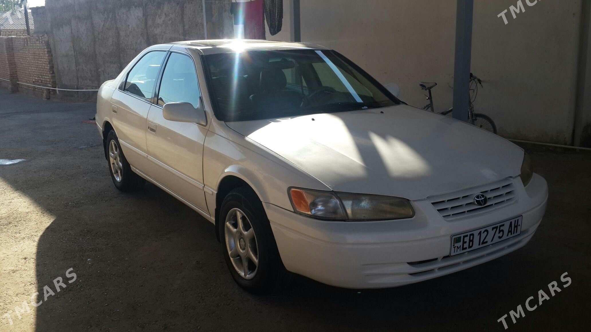 Toyota Camry 1997 - 128 000 TMT - Теджен - img 1
