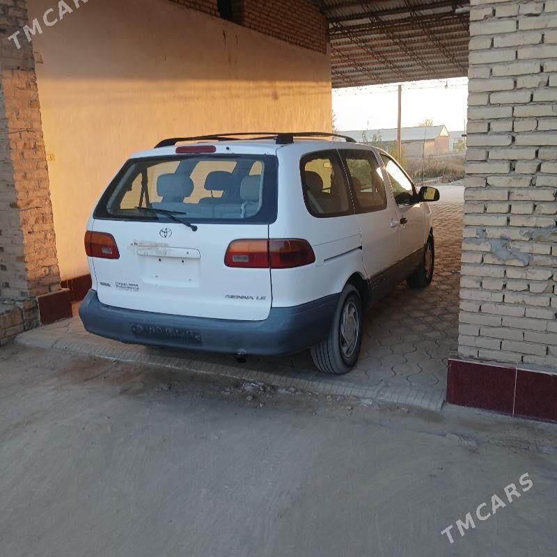 Toyota Sienna 2000 - 150 000 TMT - Халач - img 4