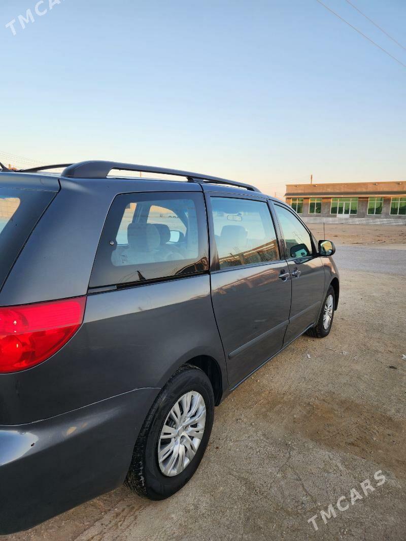 Toyota Sienna 2008 - 250 000 TMT - Гумдаг - img 3