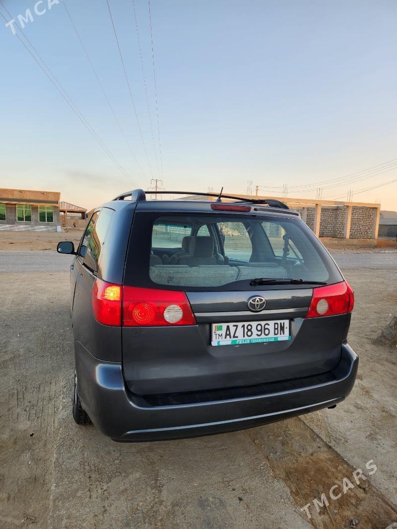 Toyota Sienna 2008 - 250 000 TMT - Гумдаг - img 2