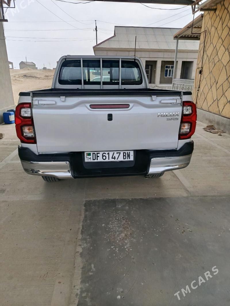 Toyota Hilux 2024 - 710 000 TMT - Гумдаг - img 3