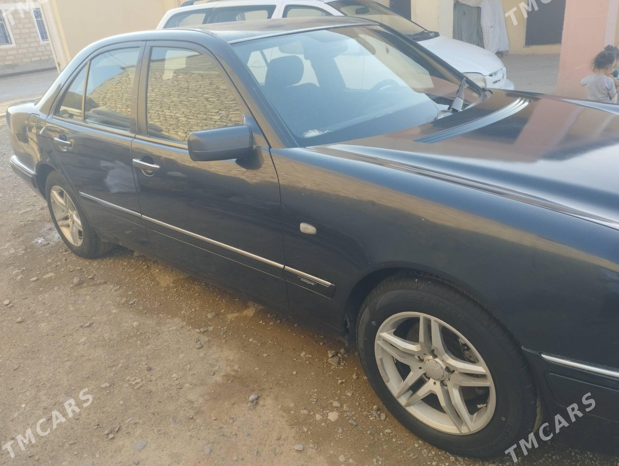 Mercedes-Benz E320 1996 - 72 000 TMT - Гызыларбат - img 1