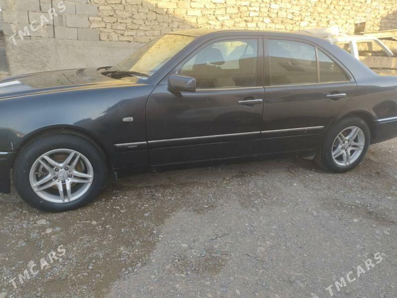 Mercedes-Benz E320 1996 - 72 000 TMT - Гызыларбат - img 2
