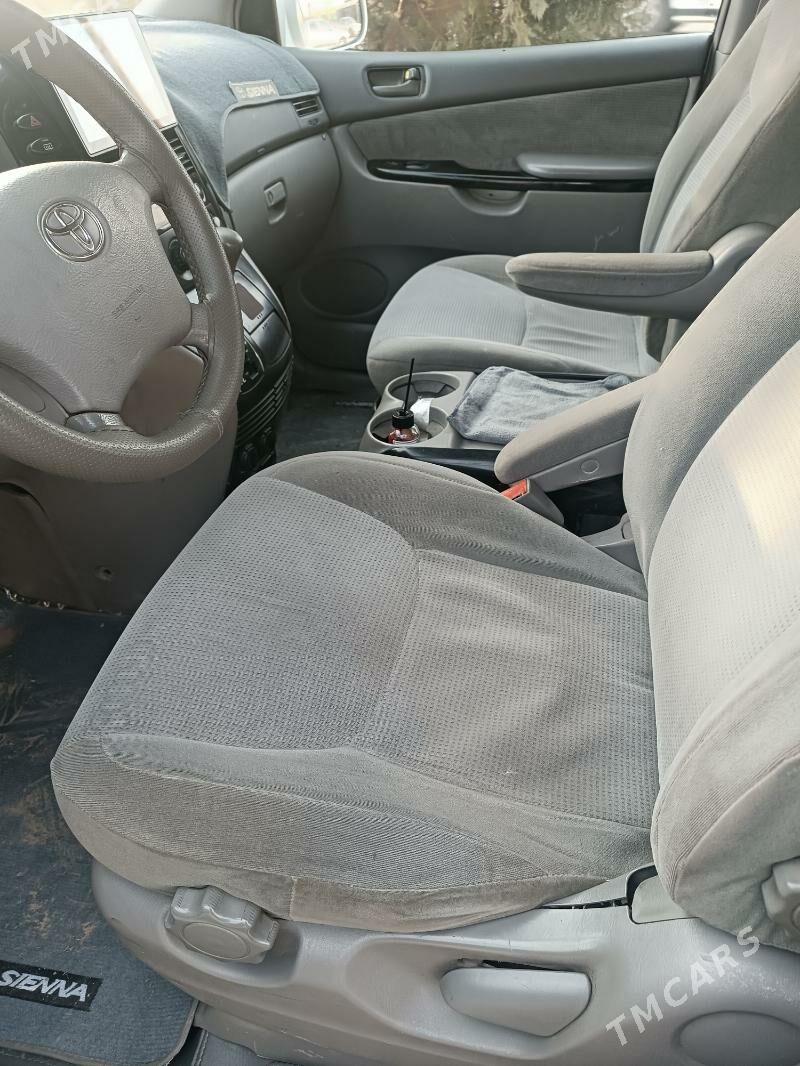 Toyota Sienna 2004 - 230 000 TMT - Акдепе - img 9