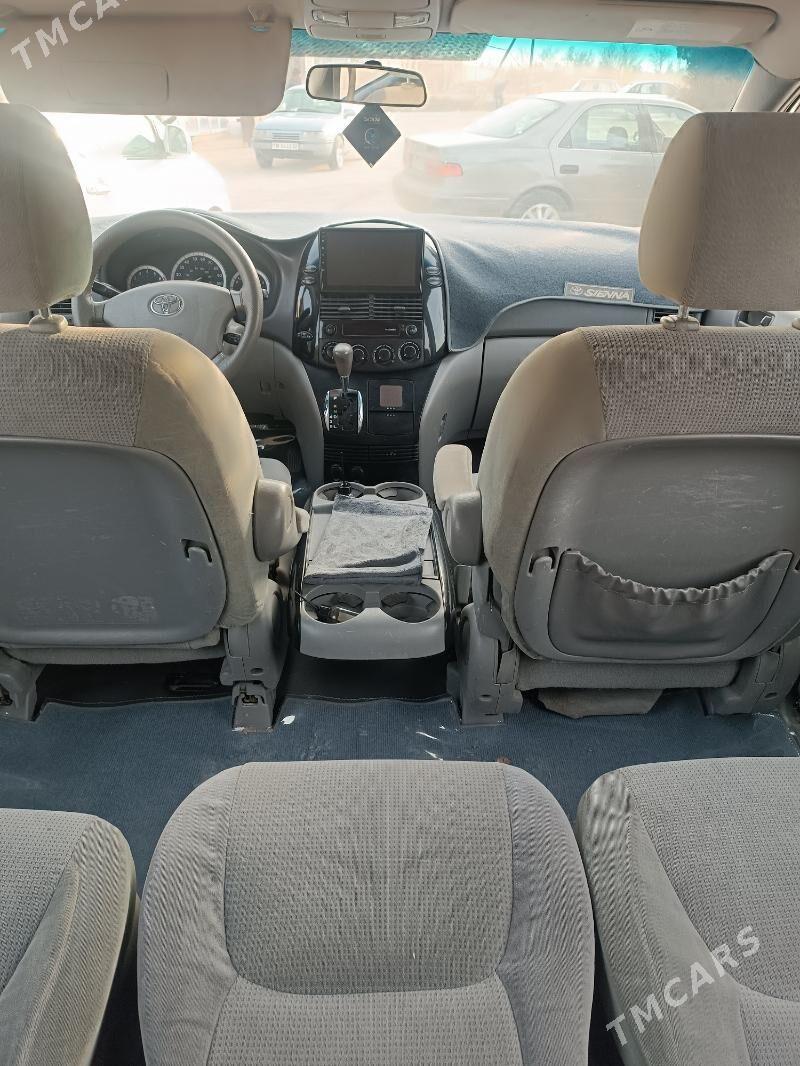 Toyota Sienna 2004 - 230 000 TMT - Акдепе - img 8