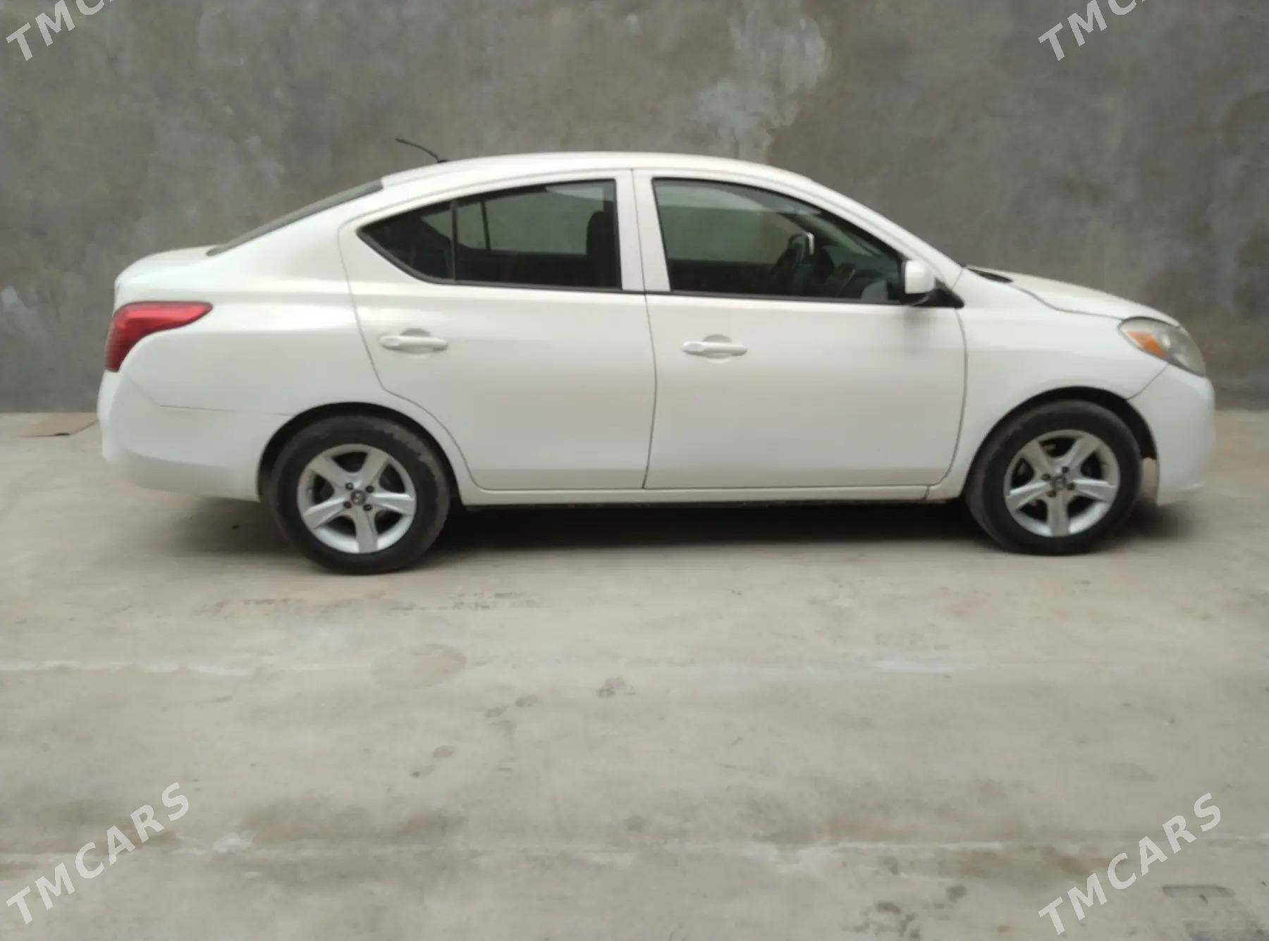 Nissan Versa 2011 - 111 000 TMT - Гёкдепе - img 4