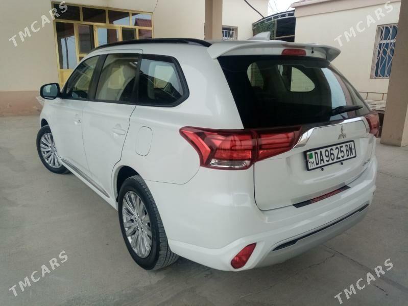 Mitsubishi Outlander 2023 - 310 000 TMT - Балканабат - img 3