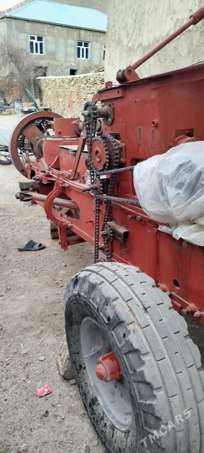 MTZ 82 2012 - 300 000 TMT - Бахарден - img 3