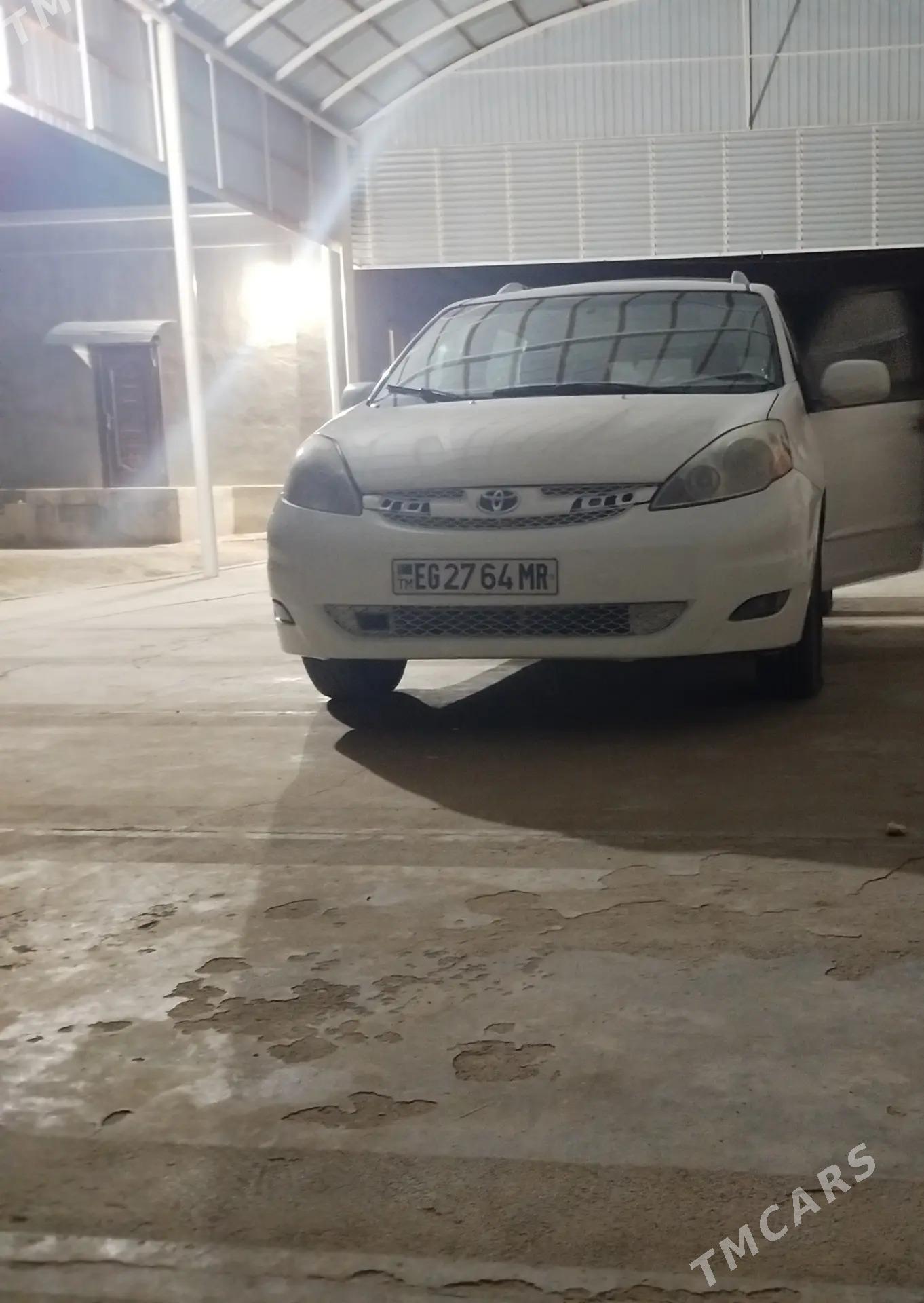 Toyota Sienna 2005 - 190 000 TMT - Мары - img 3