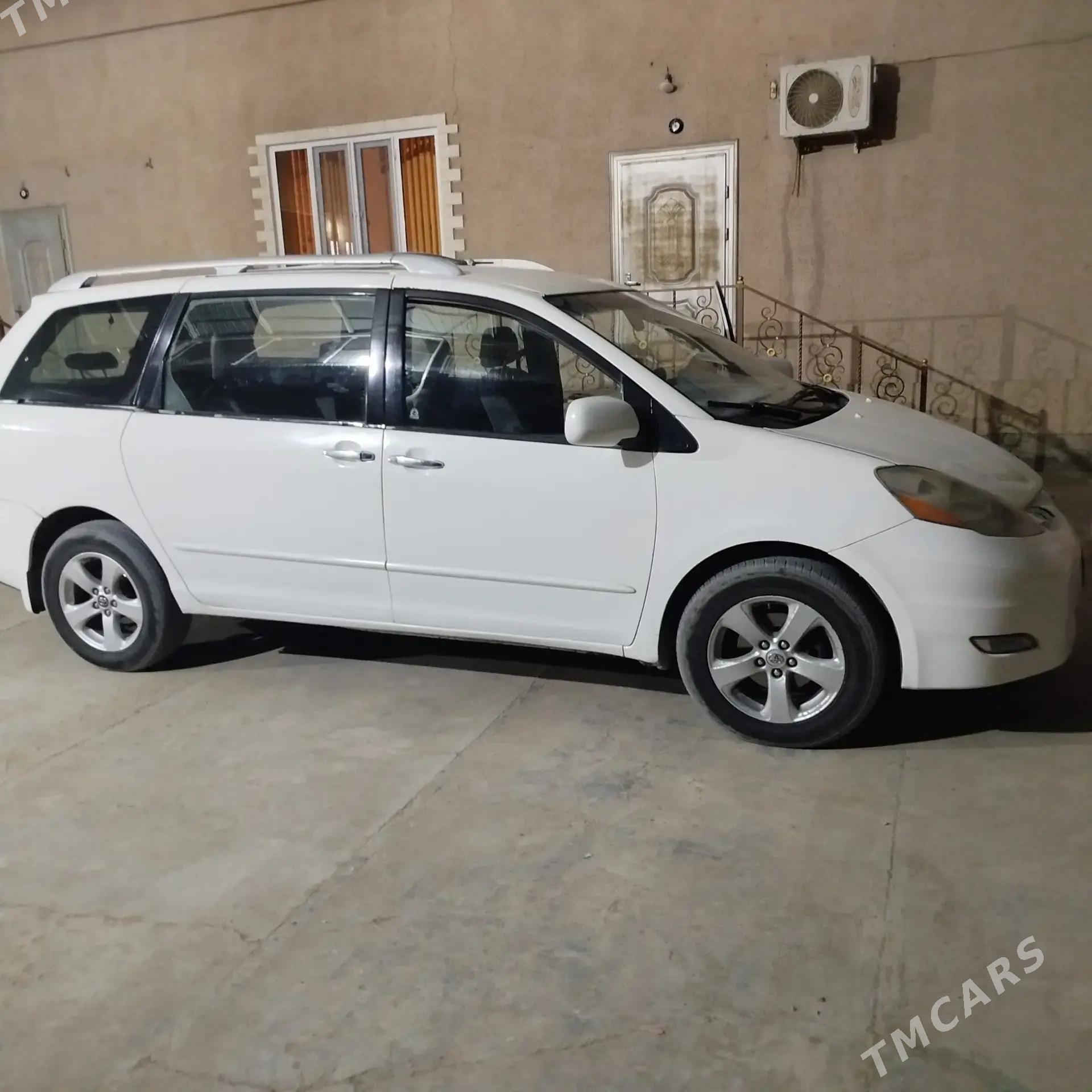 Toyota Sienna 2005 - 190 000 TMT - Мары - img 6