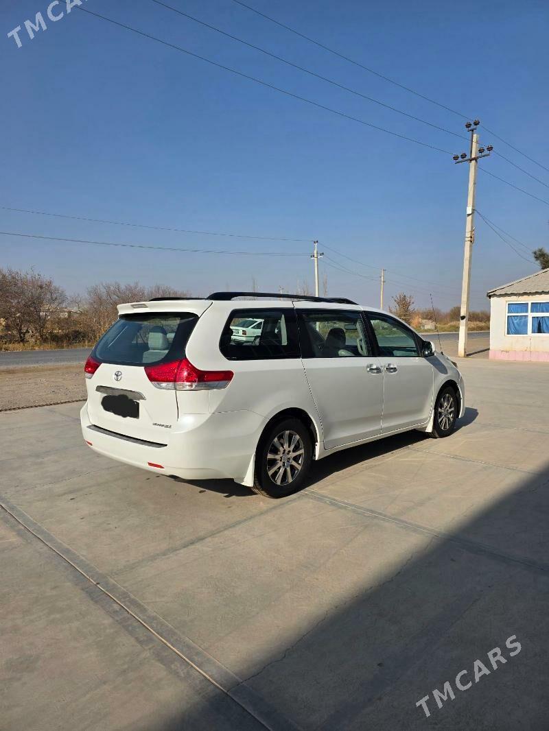 Toyota Sienna 2010 - 290 000 TMT - Мары - img 5