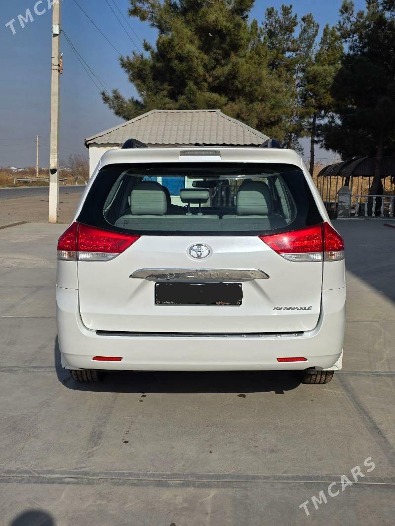 Toyota Sienna 2010 - 290 000 TMT - Мары - img 4