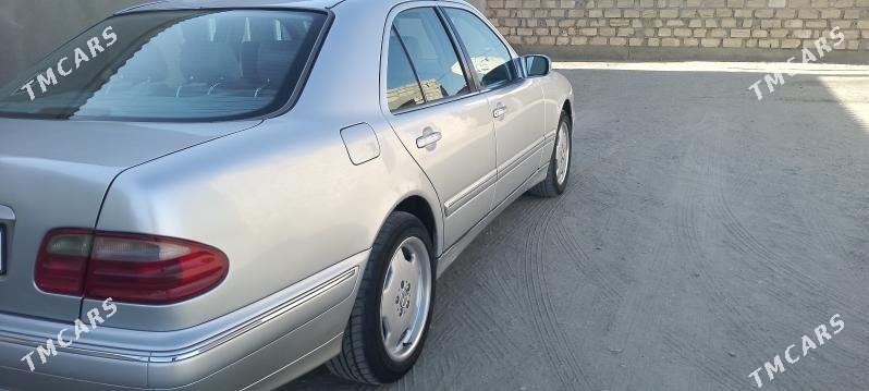 Mercedes-Benz E320 2001 - 90 000 TMT - Гумдаг - img 6