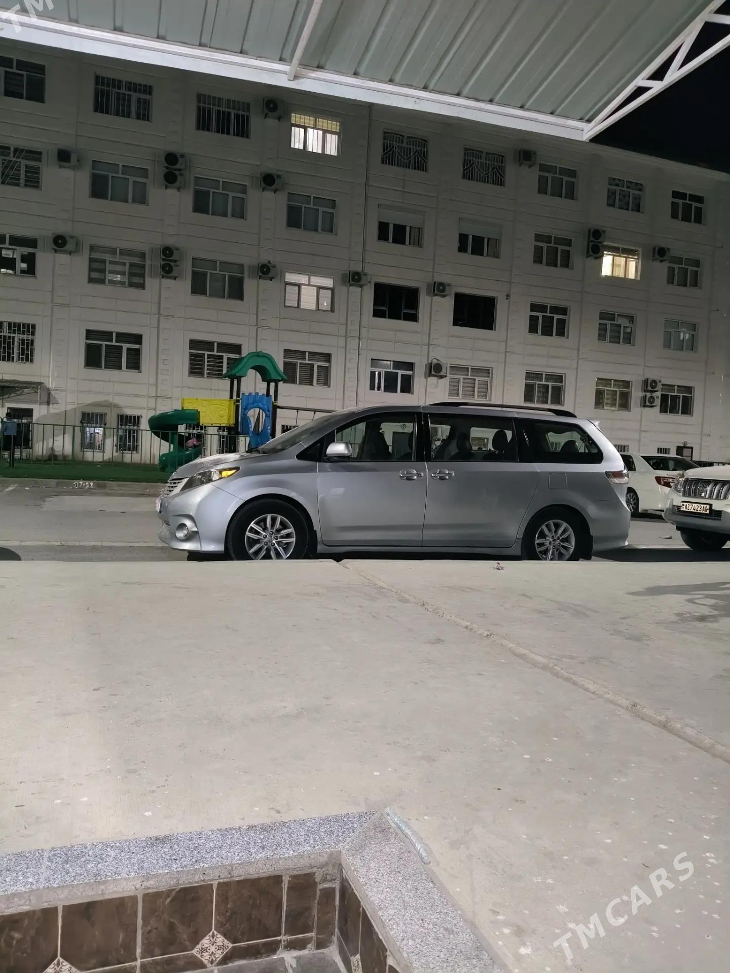 Toyota Sienna 2013 - 335 000 TMT - Дашогуз - img 3