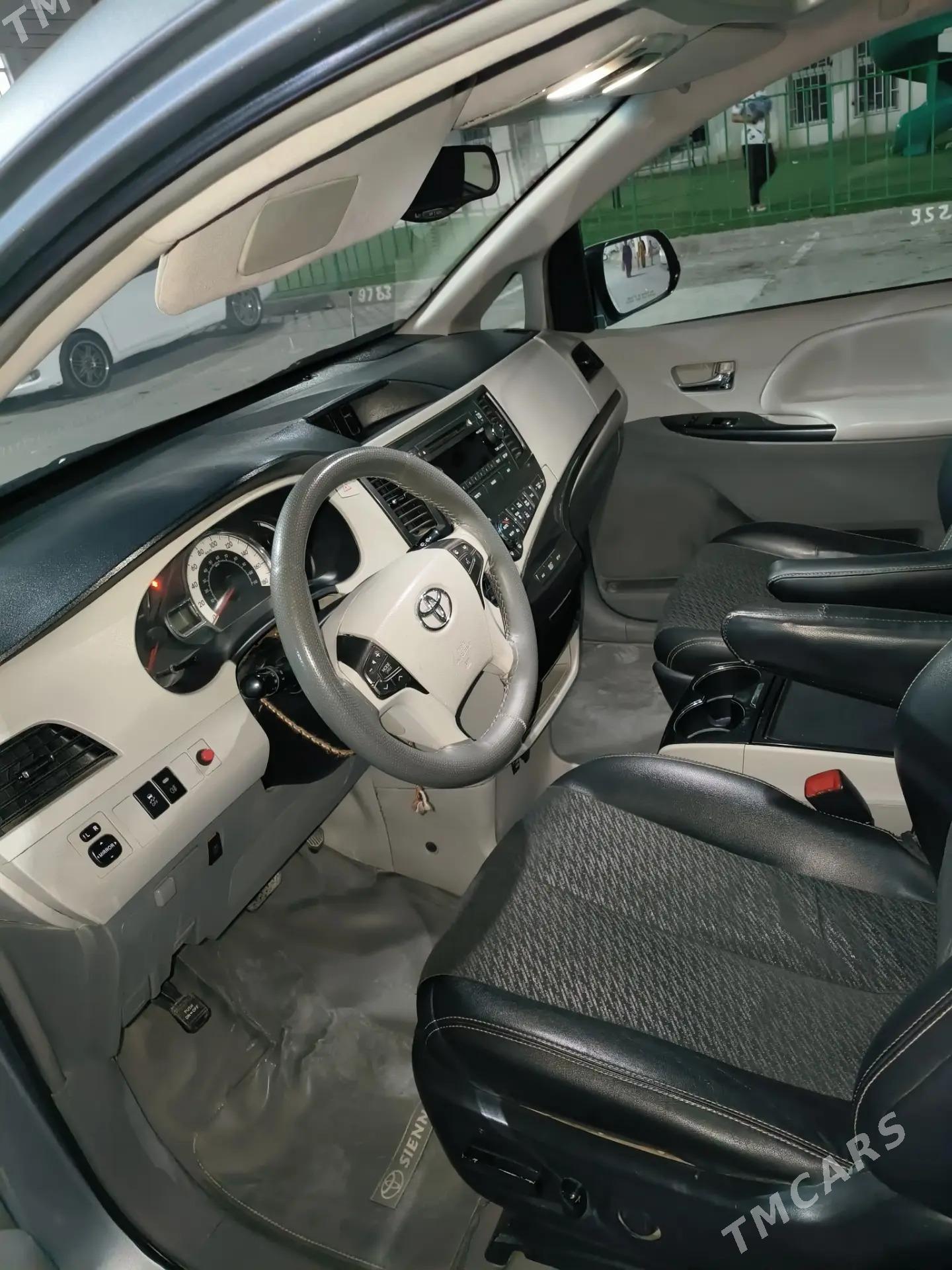 Toyota Sienna 2013 - 335 000 TMT - Дашогуз - img 4