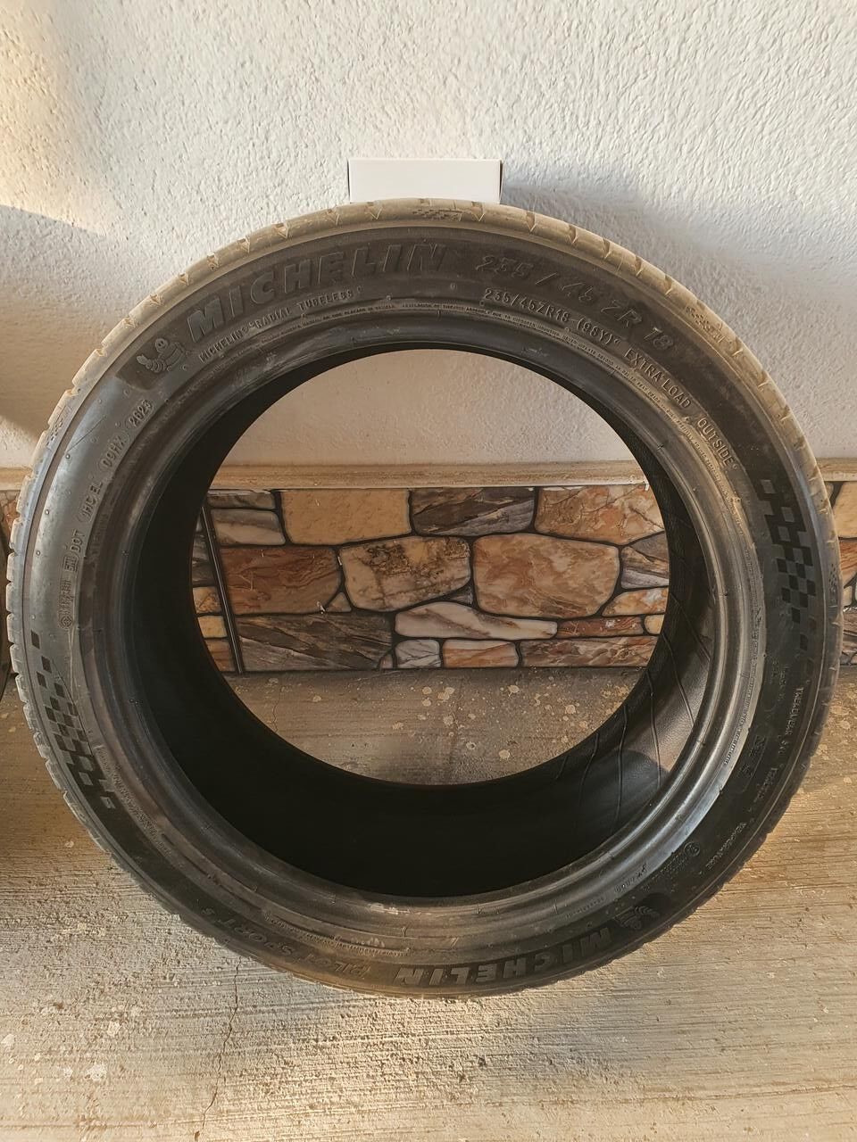 235 45 18 michelin 1 000 TMT - Änew - img 2