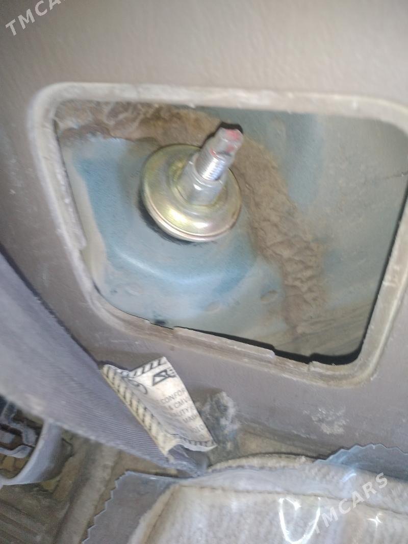 Toyota Sienna 2002 - 170 000 TMT - Тагтабазар - img 7