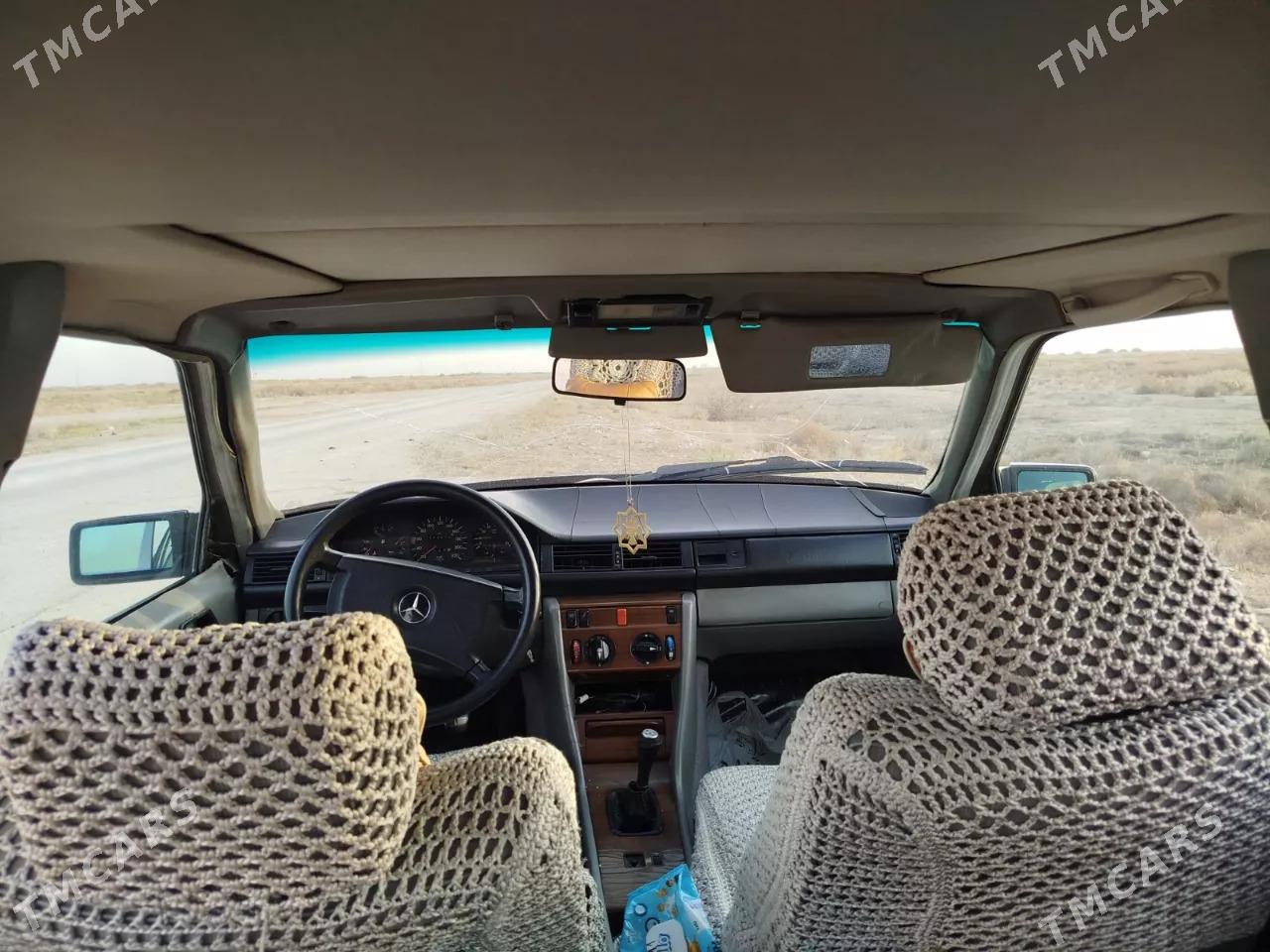 Mercedes-Benz 230E 1991 - 25 000 TMT - Байрамали - img 7
