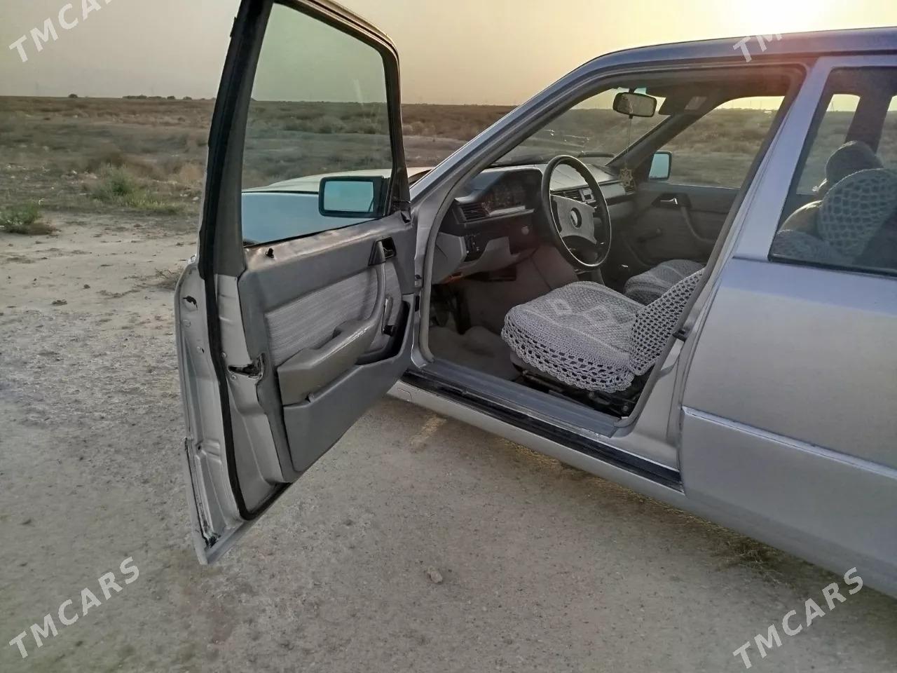 Mercedes-Benz 230E 1991 - 25 000 TMT - Байрамали - img 6