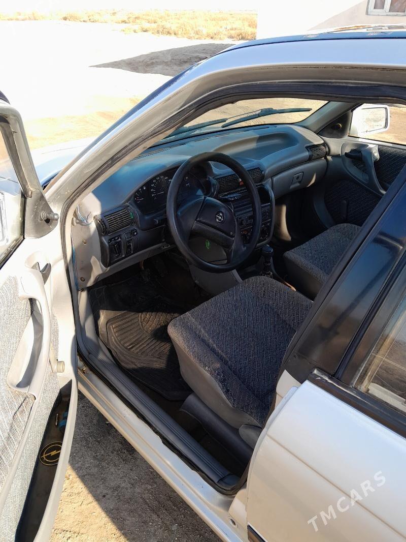 Opel Astra 1992 - 32 000 TMT - Рухубелентский этрап - img 4