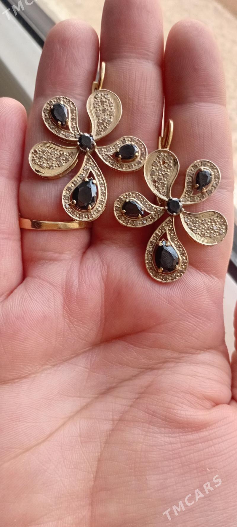 gyzyl gulakhalka - Büzmeýin - img 1